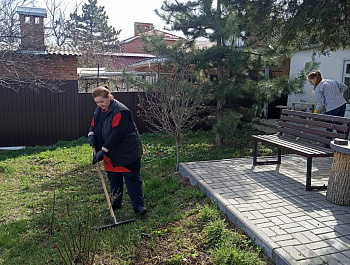 Продолжаются субботники вместе с депутатами городской Думы